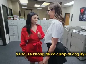 Bố dượng may mắn đụ cùng lúc con gái và em trợ lý riêng