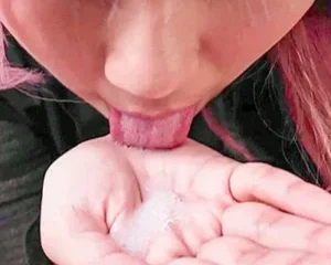 Con đĩ tóc hồng xinh đẹp có sở thích vụng trộm bạn trai